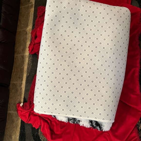 Area rug 6 ft black and white.. new item - Picture 5 of 12